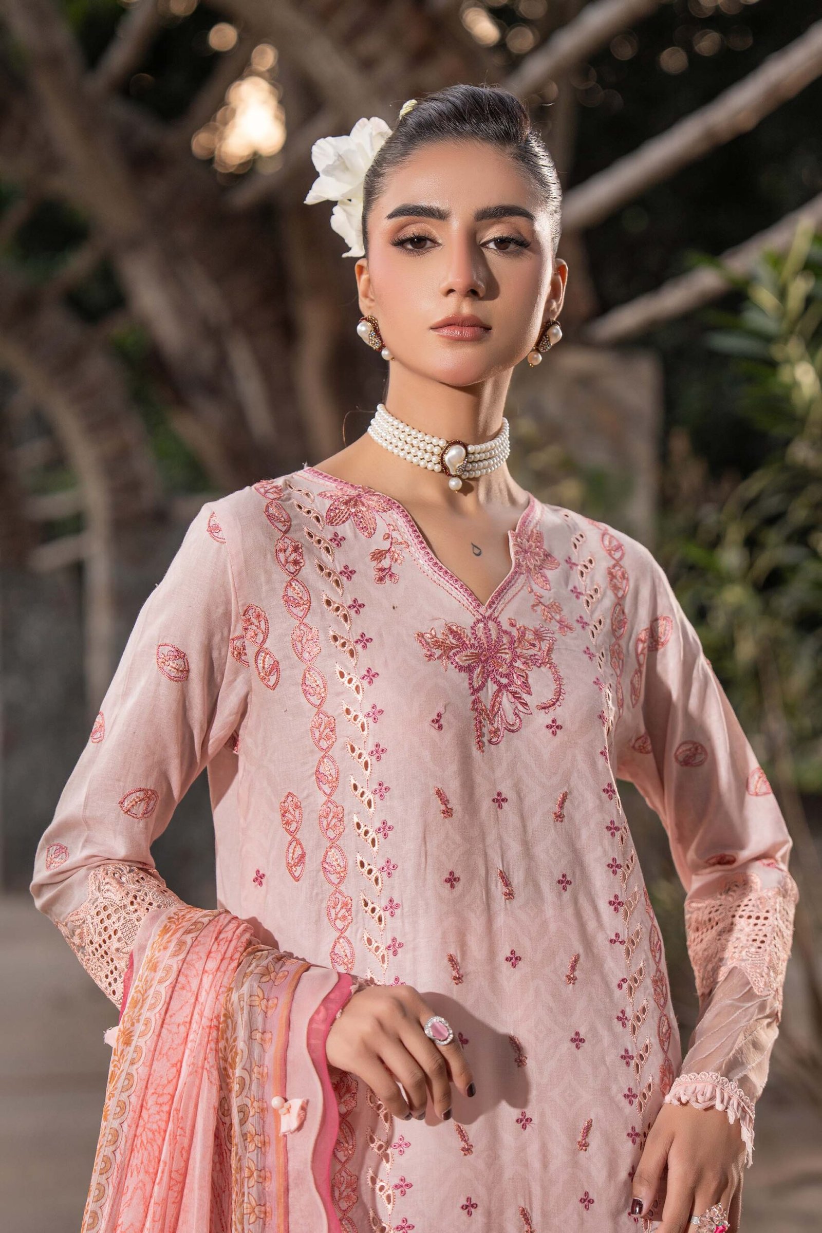 How to Style a 3-Piece Lawn Suit for Casual & Party Wear in Pakistan