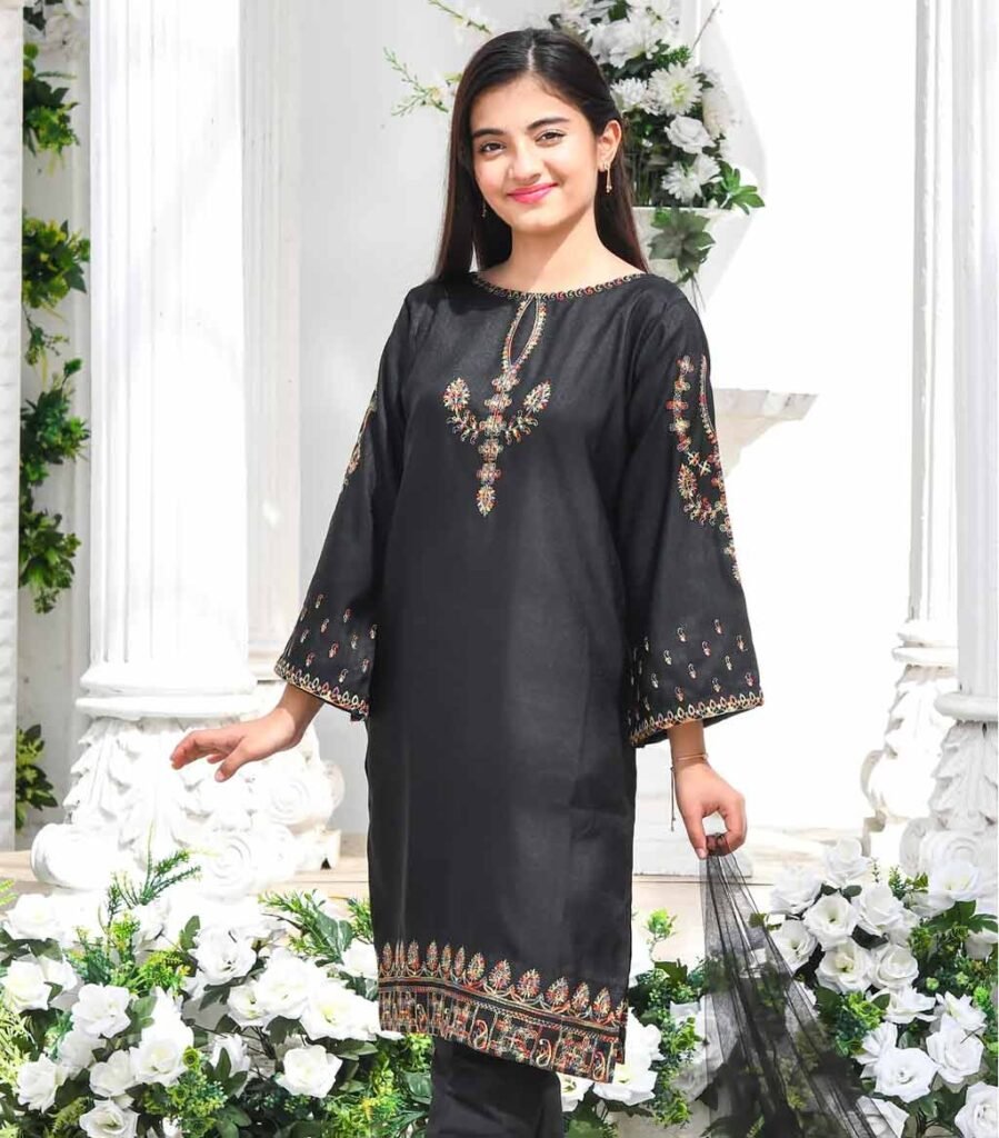 How to Style a 3-Piece Lawn Suit for Casual & Party Wear in Pakistan