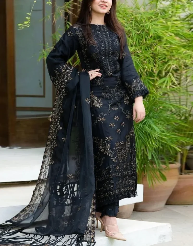 How to Style Pakistani Lawn Dresses for Office Wear: Tips & Tricks
